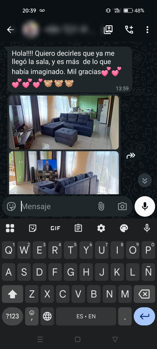 Conversación de WhatsApp: una clienta cuenta que ya recibió la sala y comparte fotos de los muebles en su casa