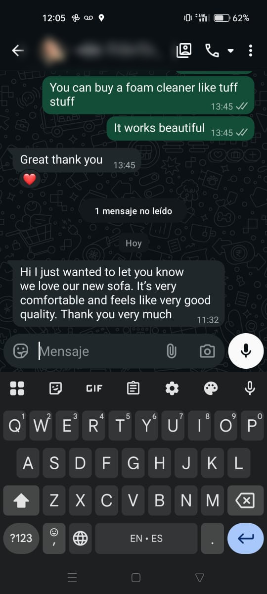 Conversación de WhatsApp en inglés: una clienta dice que el sofá es cómodo y se siente de buena calidad