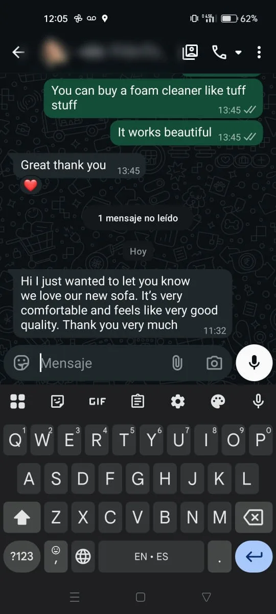 Mensaje de un cliente de Distrito Design: un cliente escribe en inglés sobre la comodidad del sofá