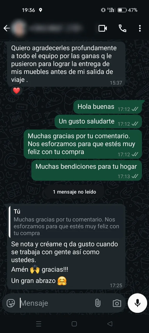 Mensaje de un cliente de Distrito Design: entrega coordinada antes de un viaje
