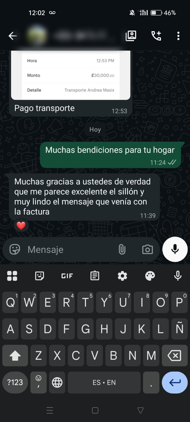 Conversación de WhatsApp: una clienta destaca el sillón y el mensaje que venía junto con la factura